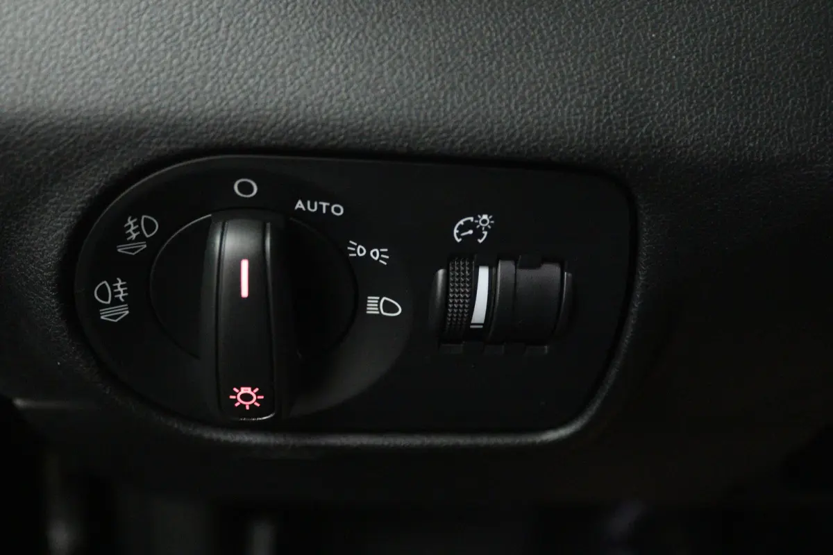 1.0 TFSI Advance Sport (PANORAMADAK, STOELVERWARMING, NAVIGATIE)