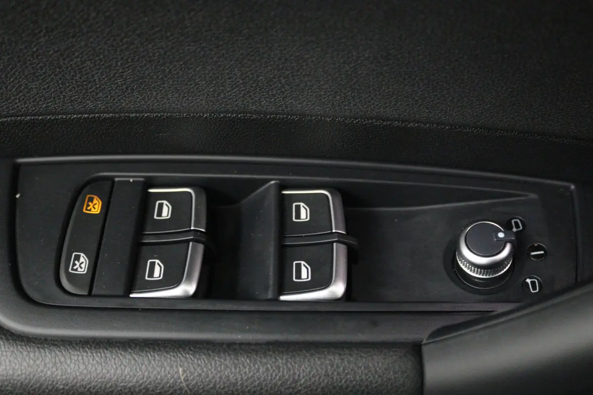 1.0 TFSI Advance Sport (PANORAMADAK, STOELVERWARMING, NAVIGATIE)
