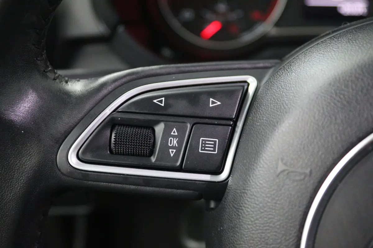 1.0 TFSI Advance Sport (PANORAMADAK, STOELVERWARMING, NAVIGATIE)