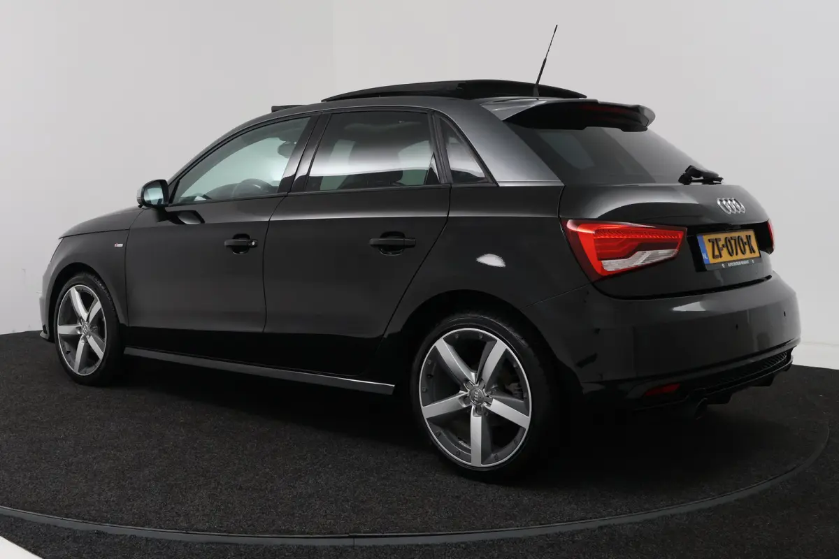 1.0 TFSI Advance Sport (PANORAMADAK, STOELVERWARMING, NAVIGATIE)