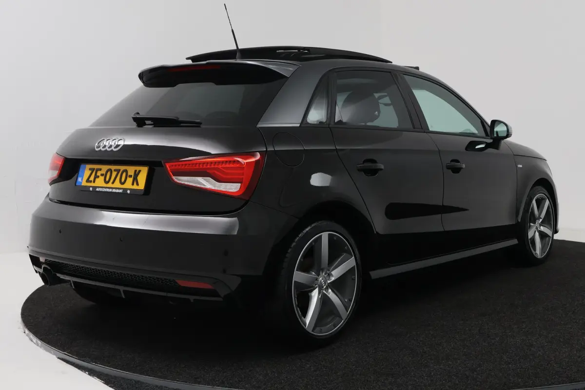 1.0 TFSI Advance Sport (PANORAMADAK, STOELVERWARMING, NAVIGATIE)