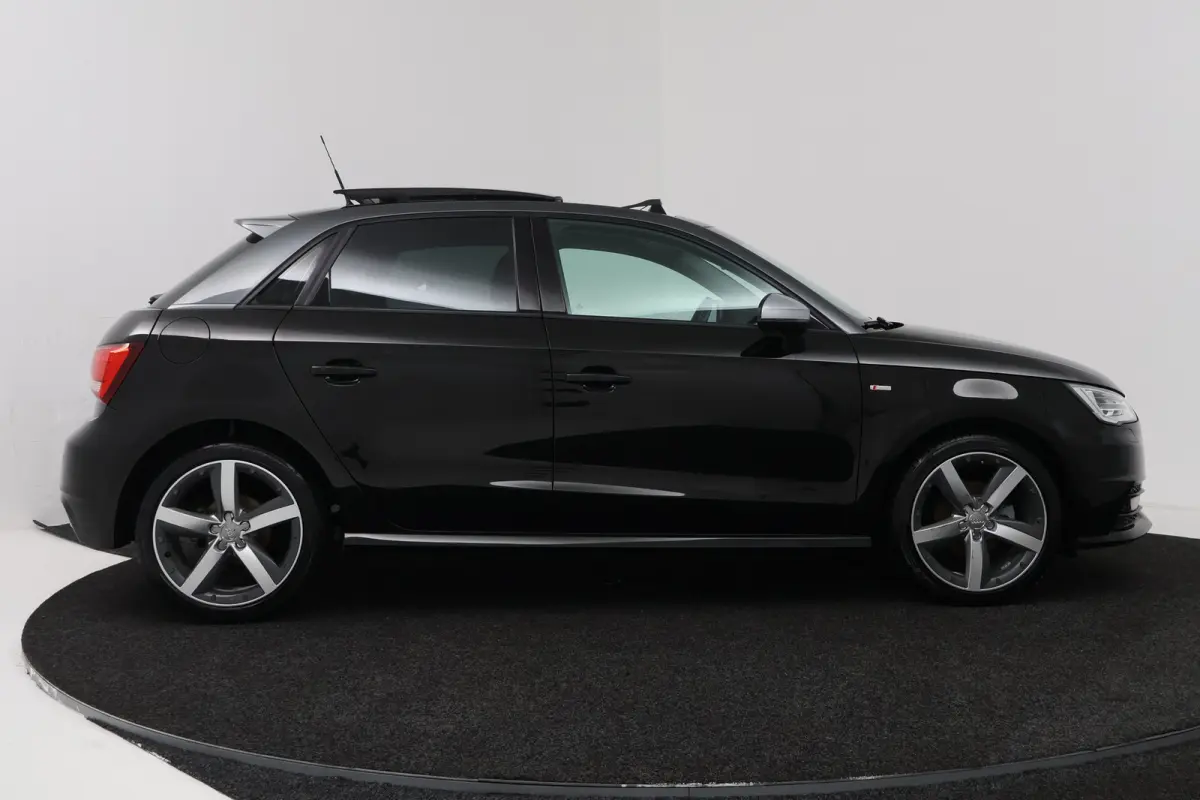 1.0 TFSI Advance Sport (PANORAMADAK, STOELVERWARMING, NAVIGATIE)