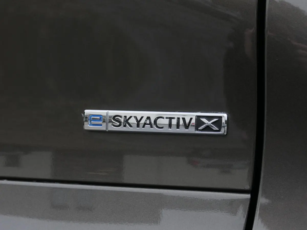 2.0 e-SkyActiv-X M Hybrid Sportive | Trekhaak | BOSE | ACC | Head-up | Elektrische achterklep | Apple-/Android Carplay | Dodehoek detectie | Stuur-/Stoelverwarming | Achteruitrijcamera