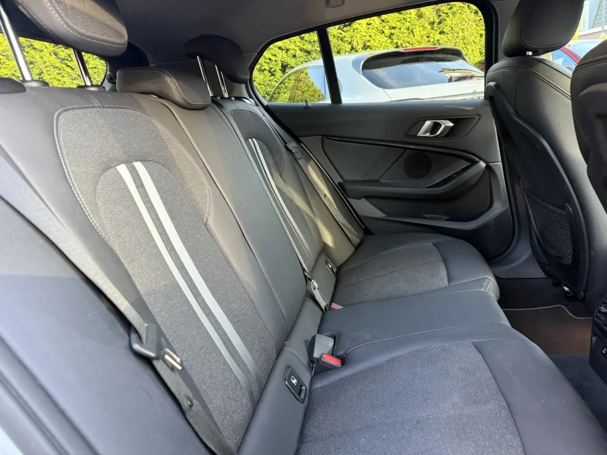 118i Executive 140pk Aut., Sport-line | Clima | Navi & CarPlay | Pdc