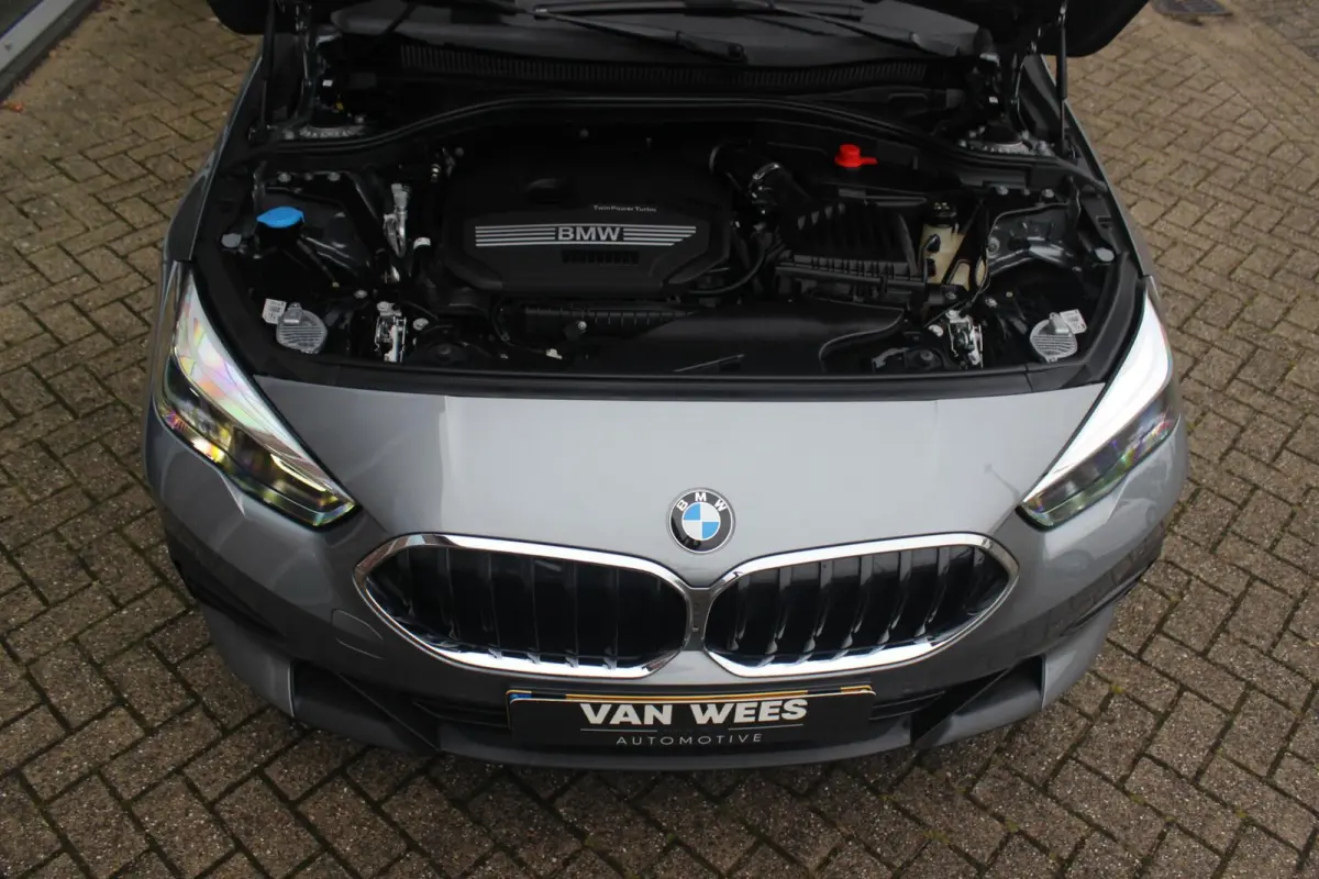 218i Business Edition Plus | 1e eigenaar | Origineel NL | HiFi audio | Active Guard Plus | Cruise control | Sportstuur | DAB | Stoelverwarming | PDC | Trekhaak