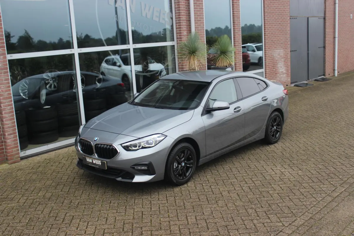 218i Business Edition Plus | 1e eigenaar | Origineel NL | HiFi audio | Active Guard Plus | Cruise control | Sportstuur | DAB | Stoelverwarming | PDC | Trekhaak