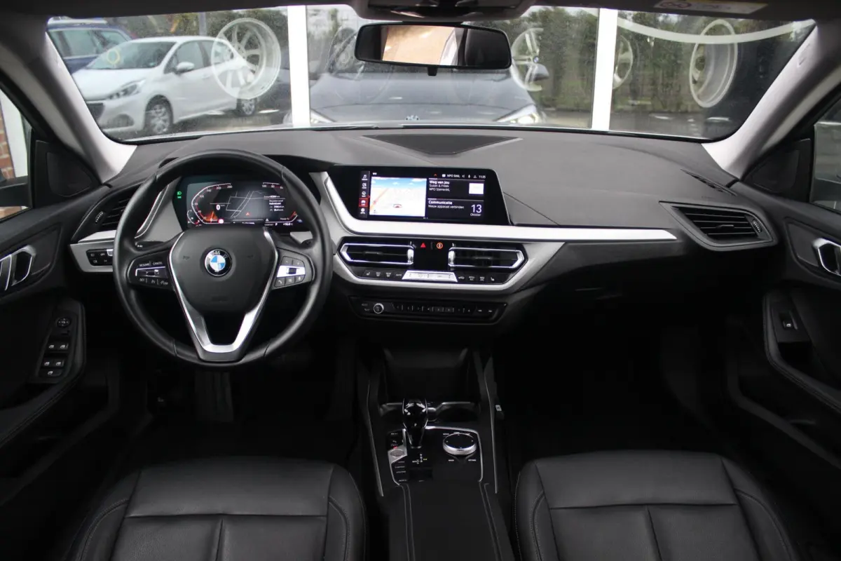 218i Business Edition Plus | 1e eigenaar | Origineel NL | HiFi audio | Active Guard Plus | Cruise control | Sportstuur | DAB | Stoelverwarming | PDC | Trekhaak