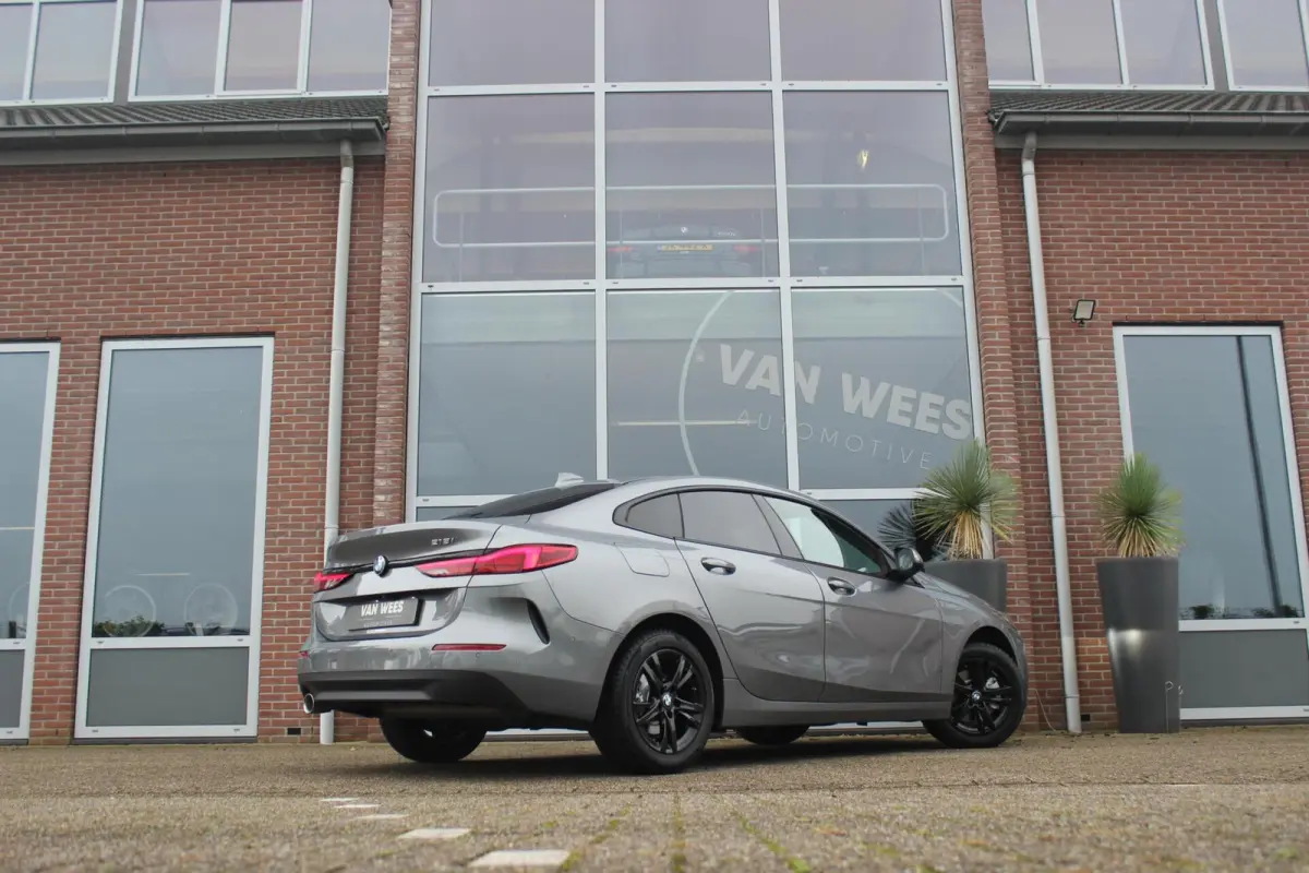 218i Business Edition Plus | 1e eigenaar | Origineel NL | HiFi audio | Active Guard Plus | Cruise control | Sportstuur | DAB | Stoelverwarming | PDC | Trekhaak