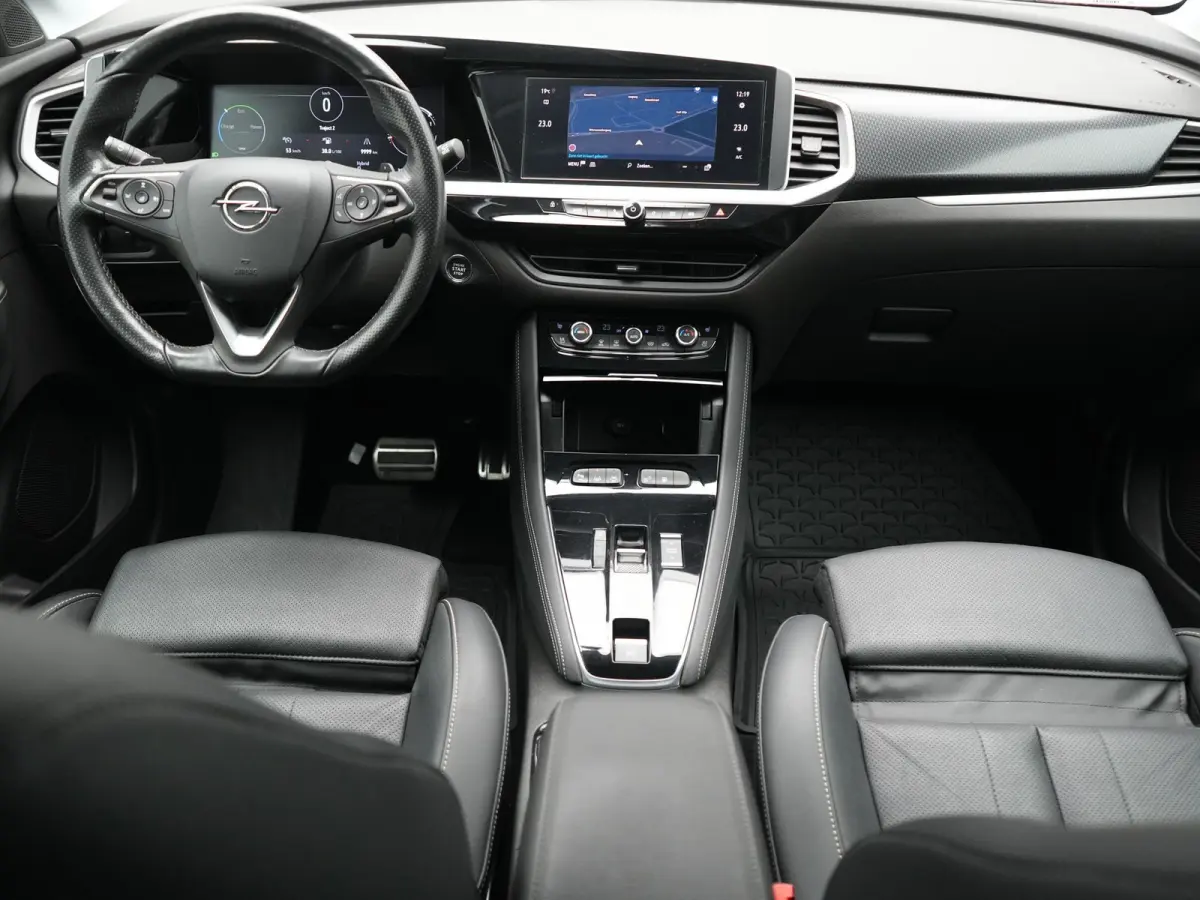 Turbo 4x4 GS PHEV 300pk Dealer O.H | SOH 97,7% | Trekhaak Afn. | Adaptive Cruise | 360 Camera | Lederen Sportstoelen Memory & Ventilatie | Stoelen & Stuur Verwarmd | Keyless | Apple Carplay 