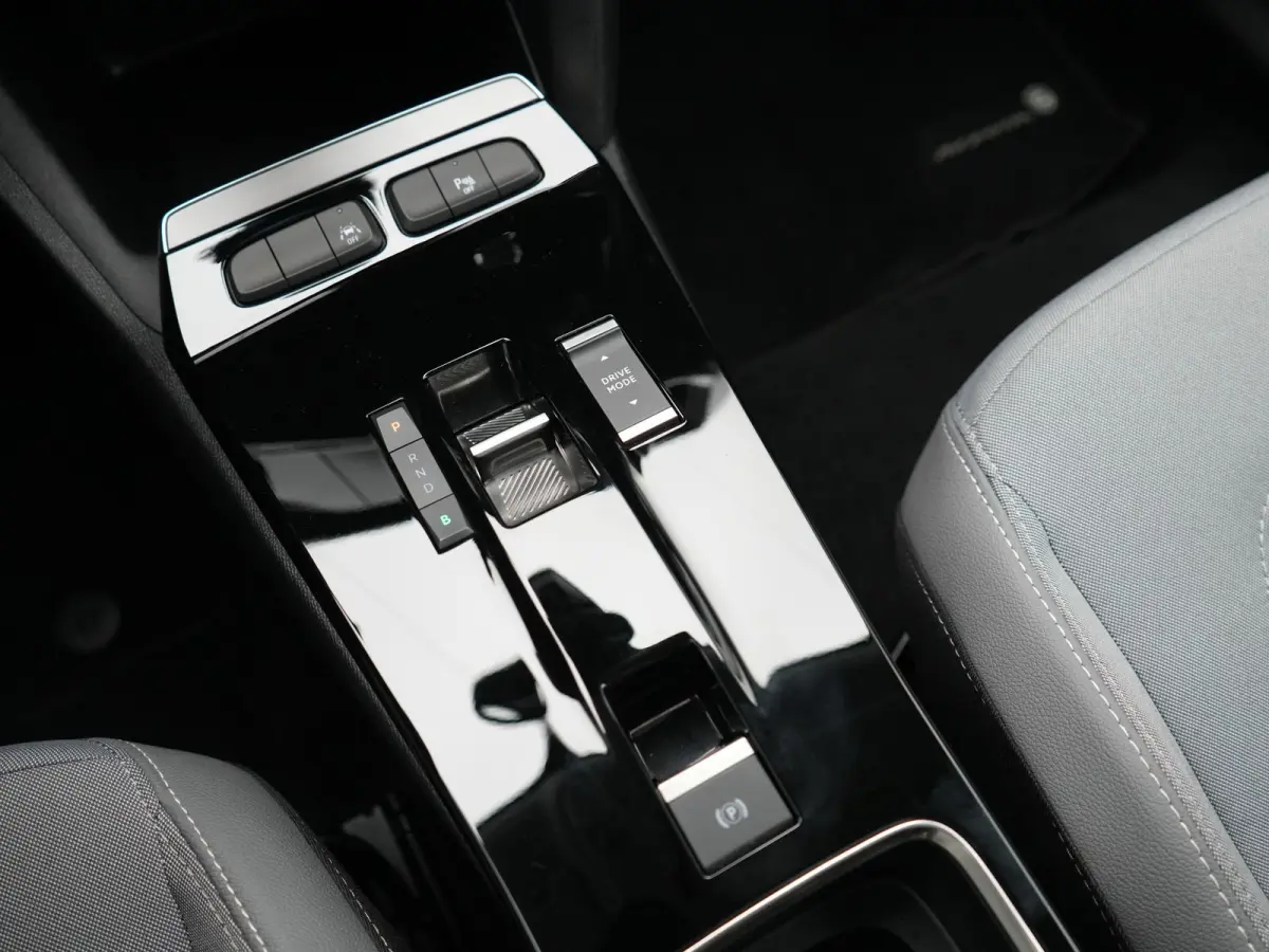 Elegance 50-kWh 11kw bl. 136pk | 360 Camera | BLIS | Voorstoelen Verwarmd | Warmtepomp | Apple Carplay | Cruise Control | 17"L.M | LED Koplampen | Virtual | Lane Assist | DAB |