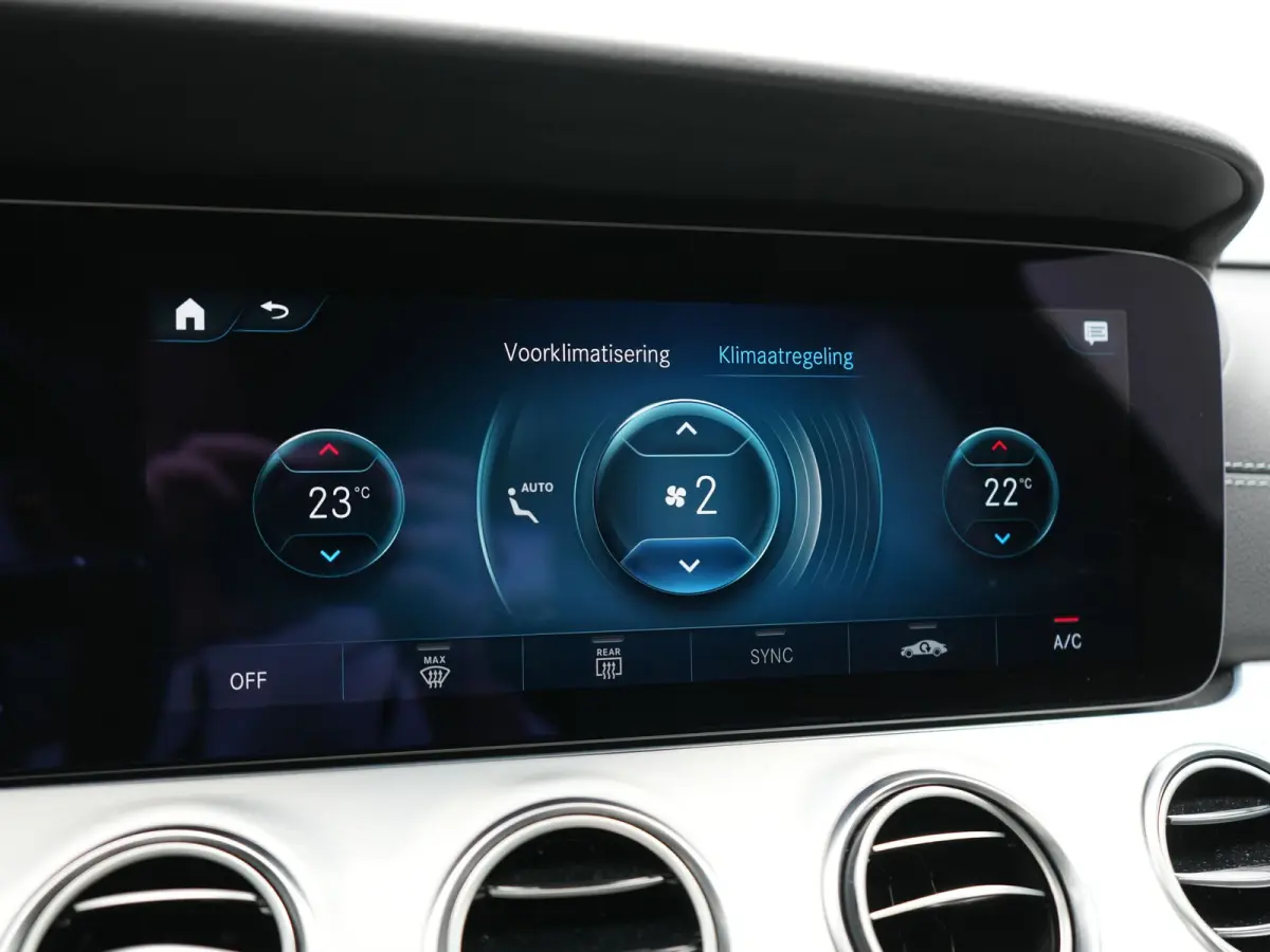300 e AMG 320pk PHEV Dealer O.H | SOH 87,7% | Trekhaak af Fabriek | Schuif-/kantel Dak | Widescreen Navi | Multibeam LED | Camera | Alcantara Sportstoelen Verwarmd | Apple Carplay | BLIS | 1