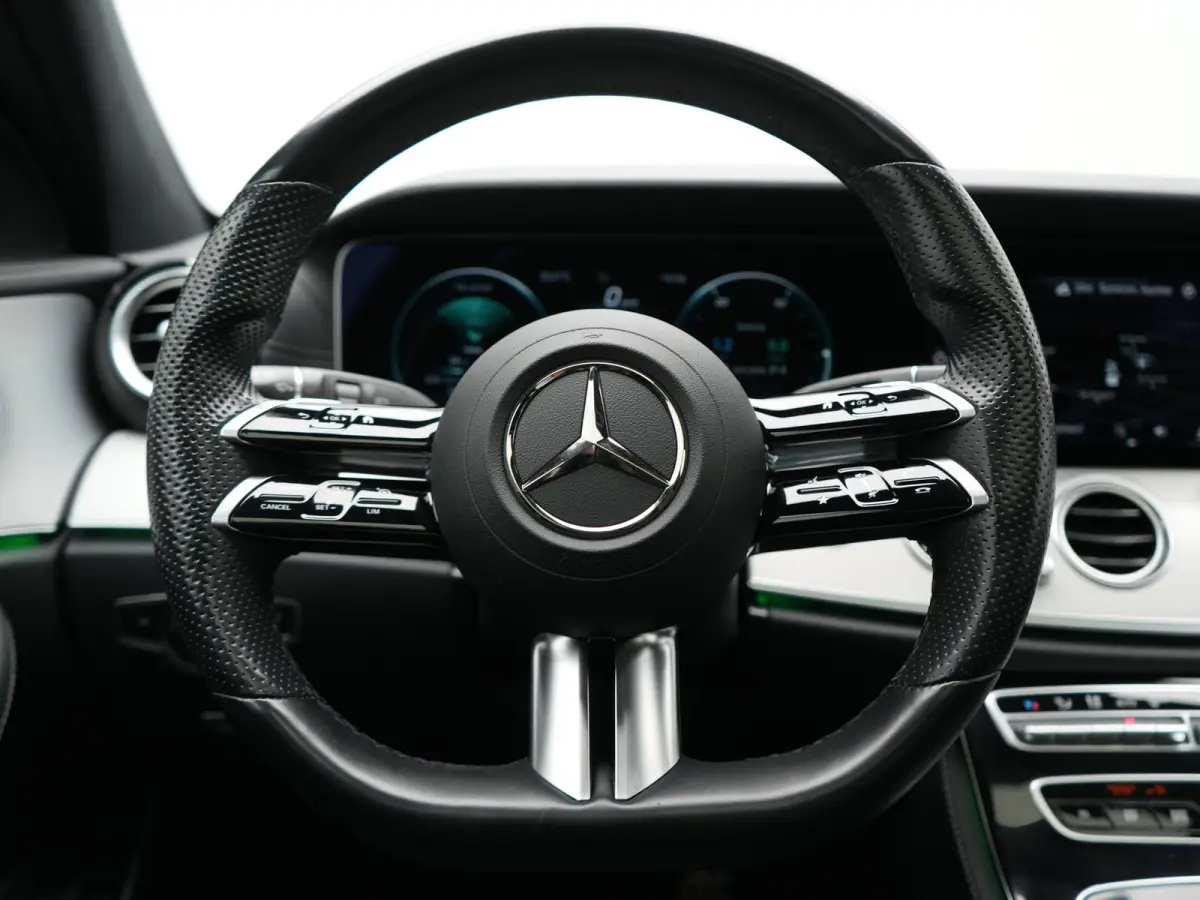 300 e AMG 320pk PHEV Dealer O.H | SOH 87,7% | Trekhaak af Fabriek | Schuif-/kantel Dak | Widescreen Navi | Multibeam LED | Camera | Alcantara Sportstoelen Verwarmd | Apple Carplay | BLIS | 1