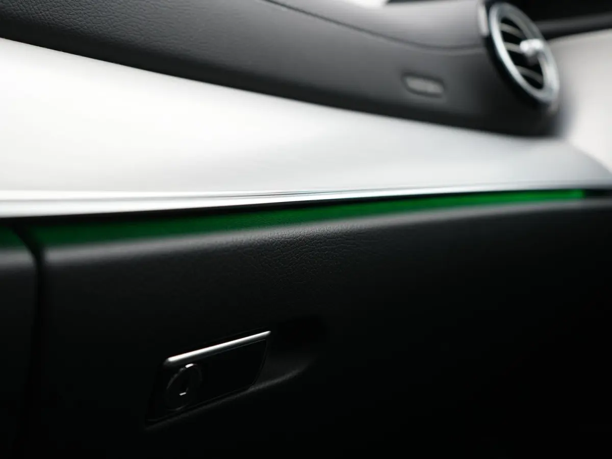 300 e AMG 320pk PHEV Dealer O.H | SOH 87,7% | Trekhaak af Fabriek | Schuif-/kantel Dak | Widescreen Navi | Multibeam LED | Camera | Alcantara Sportstoelen Verwarmd | Apple Carplay | BLIS | 1