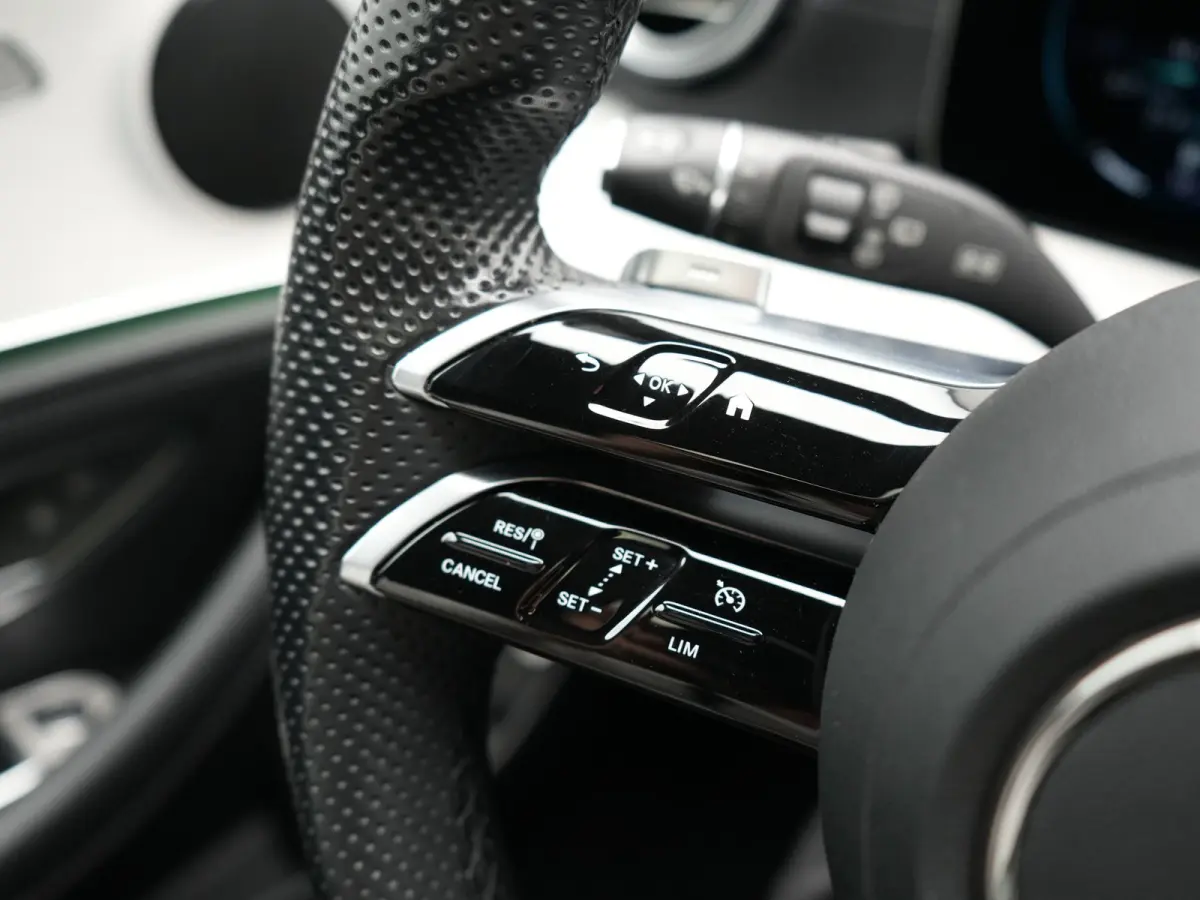 300 e AMG 320pk PHEV Dealer O.H | SOH 87,7% | Trekhaak af Fabriek | Schuif-/kantel Dak | Widescreen Navi | Multibeam LED | Camera | Alcantara Sportstoelen Verwarmd | Apple Carplay | BLIS | 1