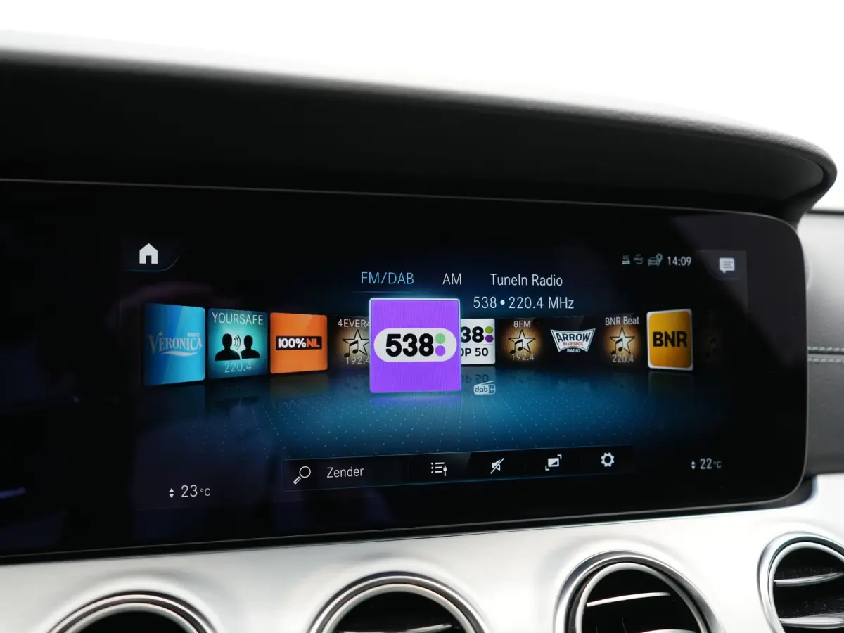 300 e AMG 320pk PHEV Dealer O.H | SOH 87,7% | Trekhaak af Fabriek | Schuif-/kantel Dak | Widescreen Navi | Multibeam LED | Camera | Alcantara Sportstoelen Verwarmd | Apple Carplay | BLIS | 1