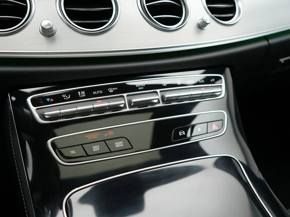 300 e AMG 320pk PHEV Dealer O.H | SOH 87,7% | Trekhaak af Fabriek | Schuif-/kantel Dak | Widescreen Navi | Multibeam LED | Camera | Alcantara Sportstoelen Verwarmd | Apple Carplay | BLIS | 1