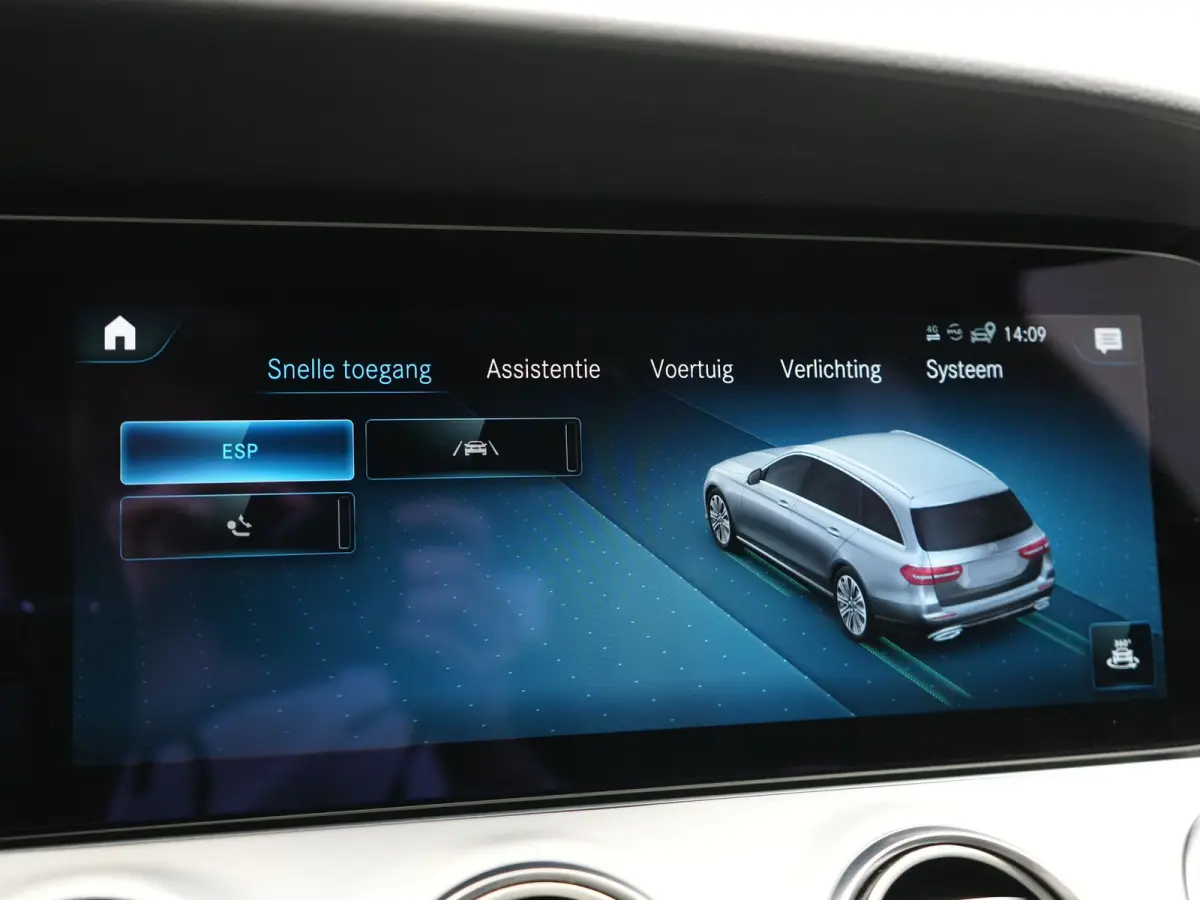 300 e AMG 320pk PHEV Dealer O.H | SOH 87,7% | Trekhaak af Fabriek | Schuif-/kantel Dak | Widescreen Navi | Multibeam LED | Camera | Alcantara Sportstoelen Verwarmd | Apple Carplay | BLIS | 1