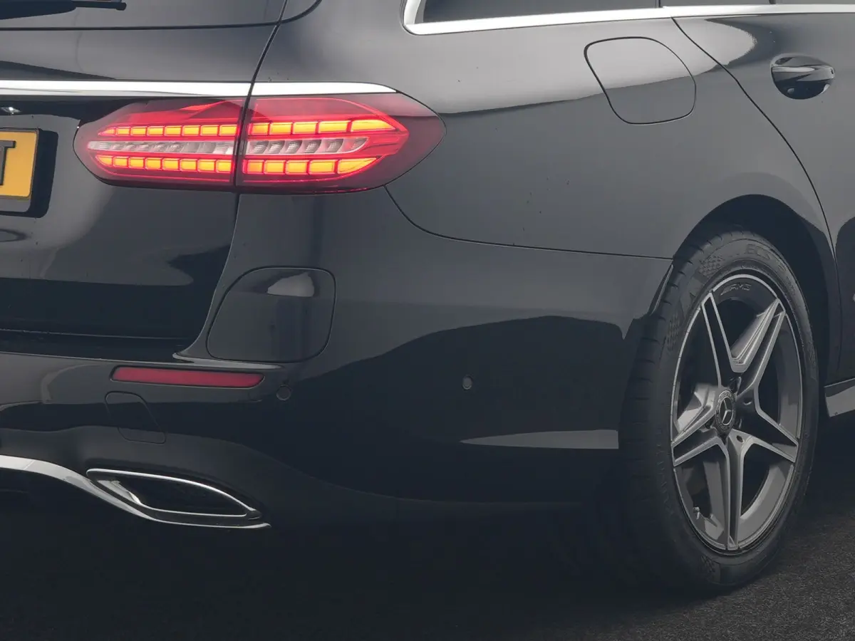 300 e AMG 320pk PHEV Dealer O.H | SOH 87,7% | Trekhaak af Fabriek | Schuif-/kantel Dak | Widescreen Navi | Multibeam LED | Camera | Alcantara Sportstoelen Verwarmd | Apple Carplay | BLIS | 1