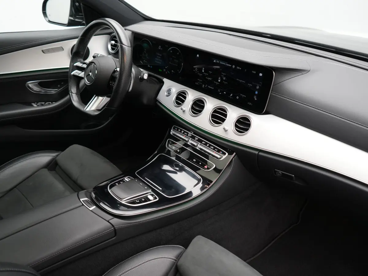 300 e AMG 320pk PHEV Dealer O.H | SOH 87,7% | Trekhaak af Fabriek | Schuif-/kantel Dak | Widescreen Navi | Multibeam LED | Camera | Alcantara Sportstoelen Verwarmd | Apple Carplay | BLIS | 1