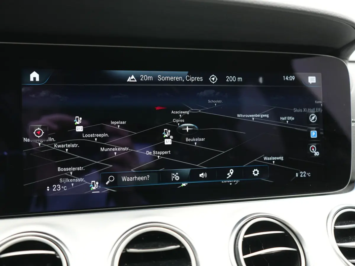 300 e AMG 320pk PHEV Dealer O.H | SOH 87,7% | Trekhaak af Fabriek | Schuif-/kantel Dak | Widescreen Navi | Multibeam LED | Camera | Alcantara Sportstoelen Verwarmd | Apple Carplay | BLIS | 1