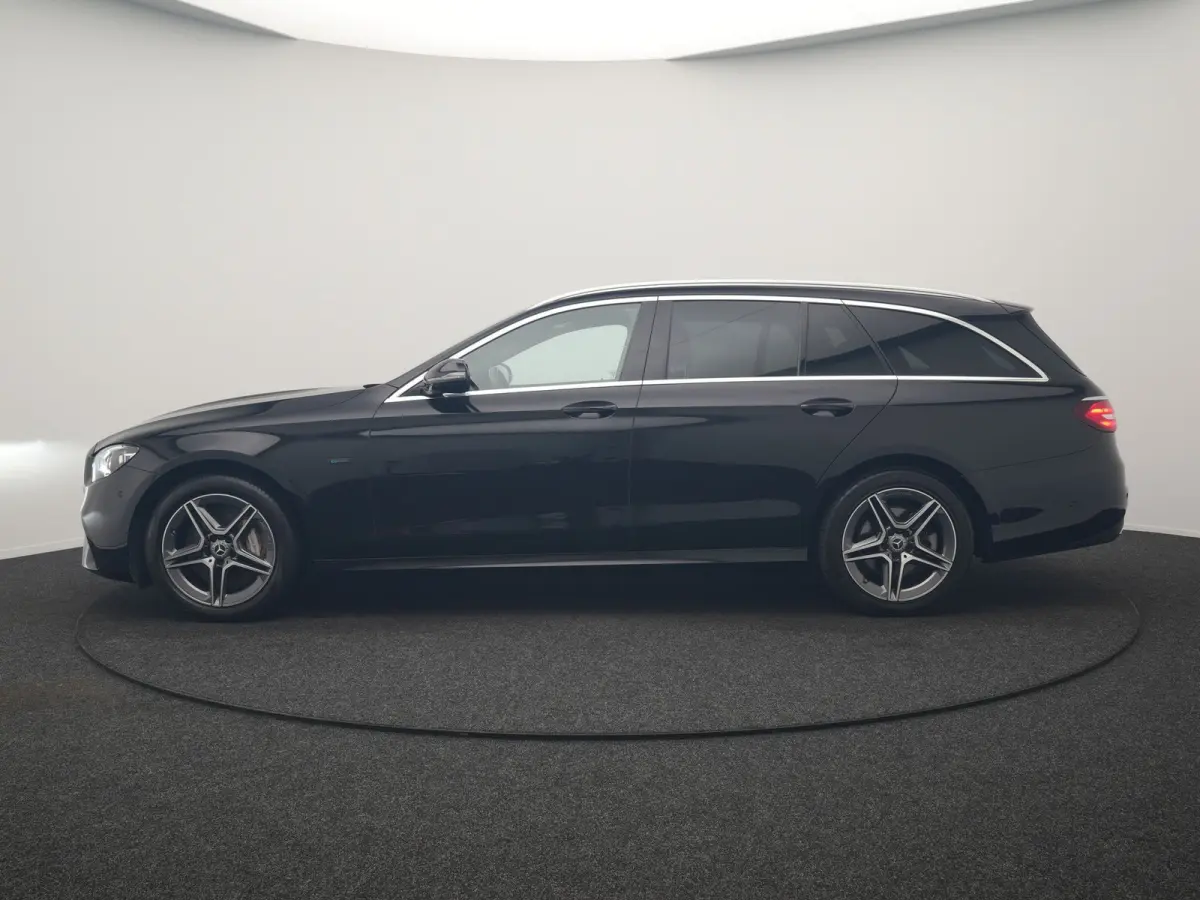 300 e AMG 320pk PHEV Dealer O.H | SOH 87,7% | Trekhaak af Fabriek | Schuif-/kantel Dak | Widescreen Navi | Multibeam LED | Camera | Alcantara Sportstoelen Verwarmd | Apple Carplay | BLIS | 1