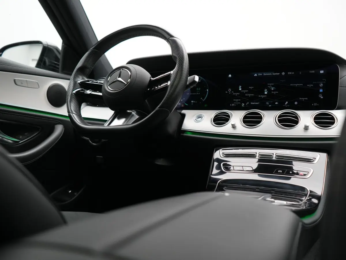 300 e AMG 320pk PHEV Dealer O.H | SOH 87,7% | Trekhaak af Fabriek | Schuif-/kantel Dak | Widescreen Navi | Multibeam LED | Camera | Alcantara Sportstoelen Verwarmd | Apple Carplay | BLIS | 1