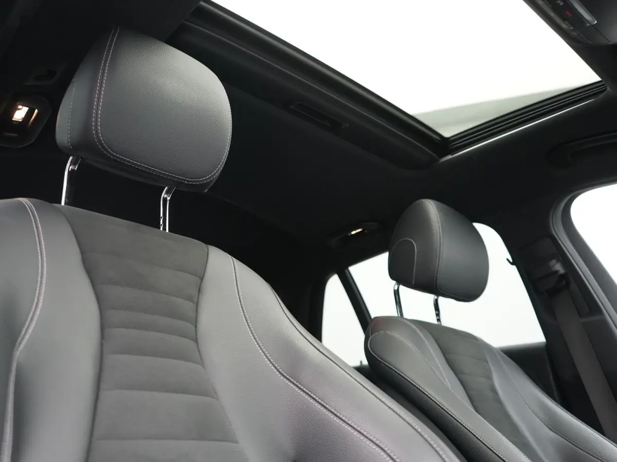300 e AMG 320pk PHEV Dealer O.H | SOH 87,7% | Trekhaak af Fabriek | Schuif-/kantel Dak | Widescreen Navi | Multibeam LED | Camera | Alcantara Sportstoelen Verwarmd | Apple Carplay | BLIS | 1