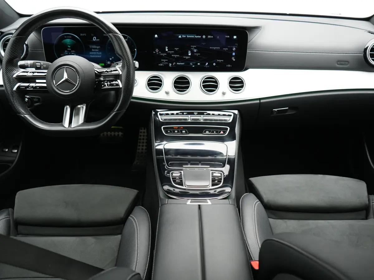 300 e AMG 320pk PHEV Dealer O.H | SOH 87,7% | Trekhaak af Fabriek | Schuif-/kantel Dak | Widescreen Navi | Multibeam LED | Camera | Alcantara Sportstoelen Verwarmd | Apple Carplay | BLIS | 1