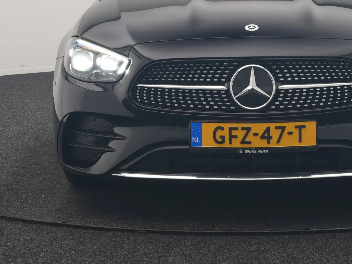 300 e AMG 320pk PHEV Dealer O.H | SOH 87,7% | Trekhaak af Fabriek | Schuif-/kantel Dak | Widescreen Navi | Multibeam LED | Camera | Alcantara Sportstoelen Verwarmd | Apple Carplay | BLIS | 1