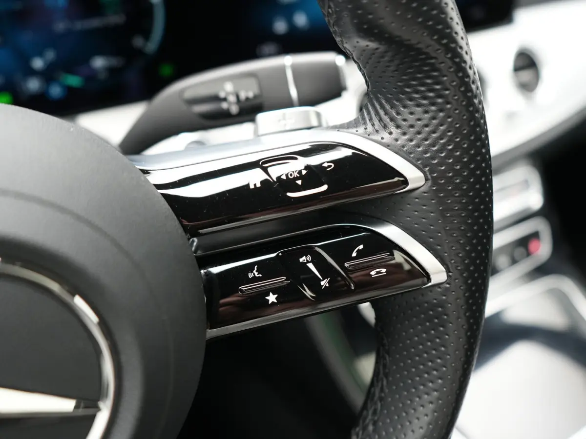 300 e AMG 320pk PHEV Dealer O.H | SOH 87,7% | Trekhaak af Fabriek | Schuif-/kantel Dak | Widescreen Navi | Multibeam LED | Camera | Alcantara Sportstoelen Verwarmd | Apple Carplay | BLIS | 1