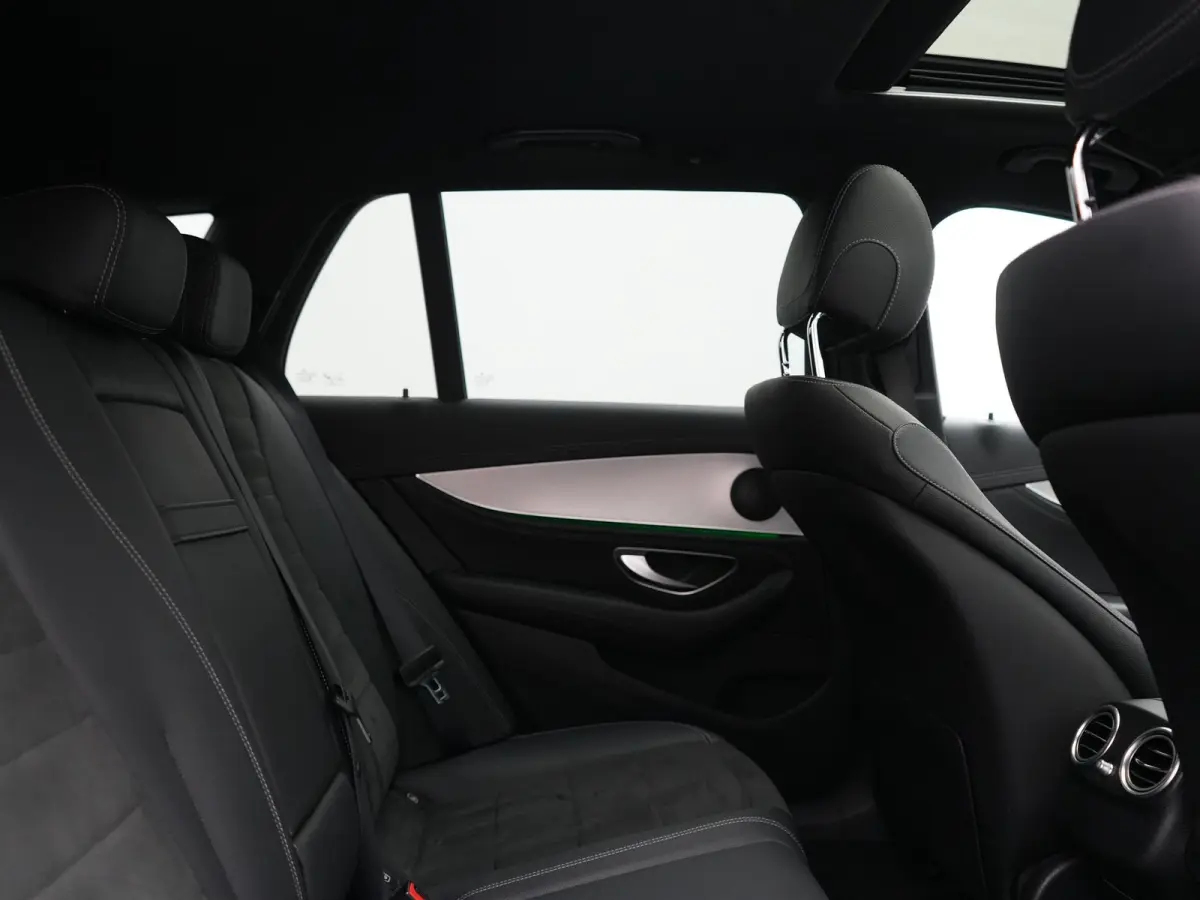 300 e AMG 320pk PHEV Dealer O.H | SOH 87,7% | Trekhaak af Fabriek | Schuif-/kantel Dak | Widescreen Navi | Multibeam LED | Camera | Alcantara Sportstoelen Verwarmd | Apple Carplay | BLIS | 1