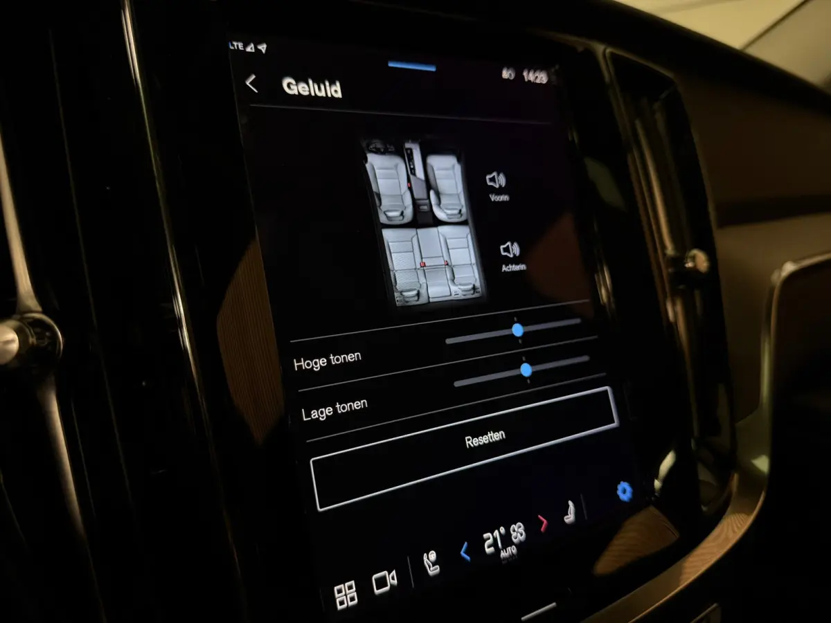 B4 Plus Dark | Schuifdak | Trekhaak | Adaptieve Cruise Control | Stoelverwarming voor+achter | Stuurwielverwarming | Parkeercamera | Full LED Meesturende koplampen | Pilot Assist | BLIS Dode