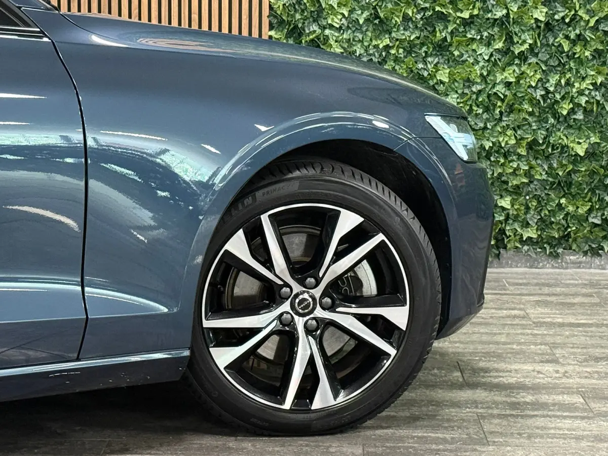 B4 Plus Dark | Schuifdak | Trekhaak | Adaptieve Cruise Control | Stoelverwarming voor+achter | Stuurwielverwarming | Parkeercamera | Full LED Meesturende koplampen | Pilot Assist | BLIS Dode