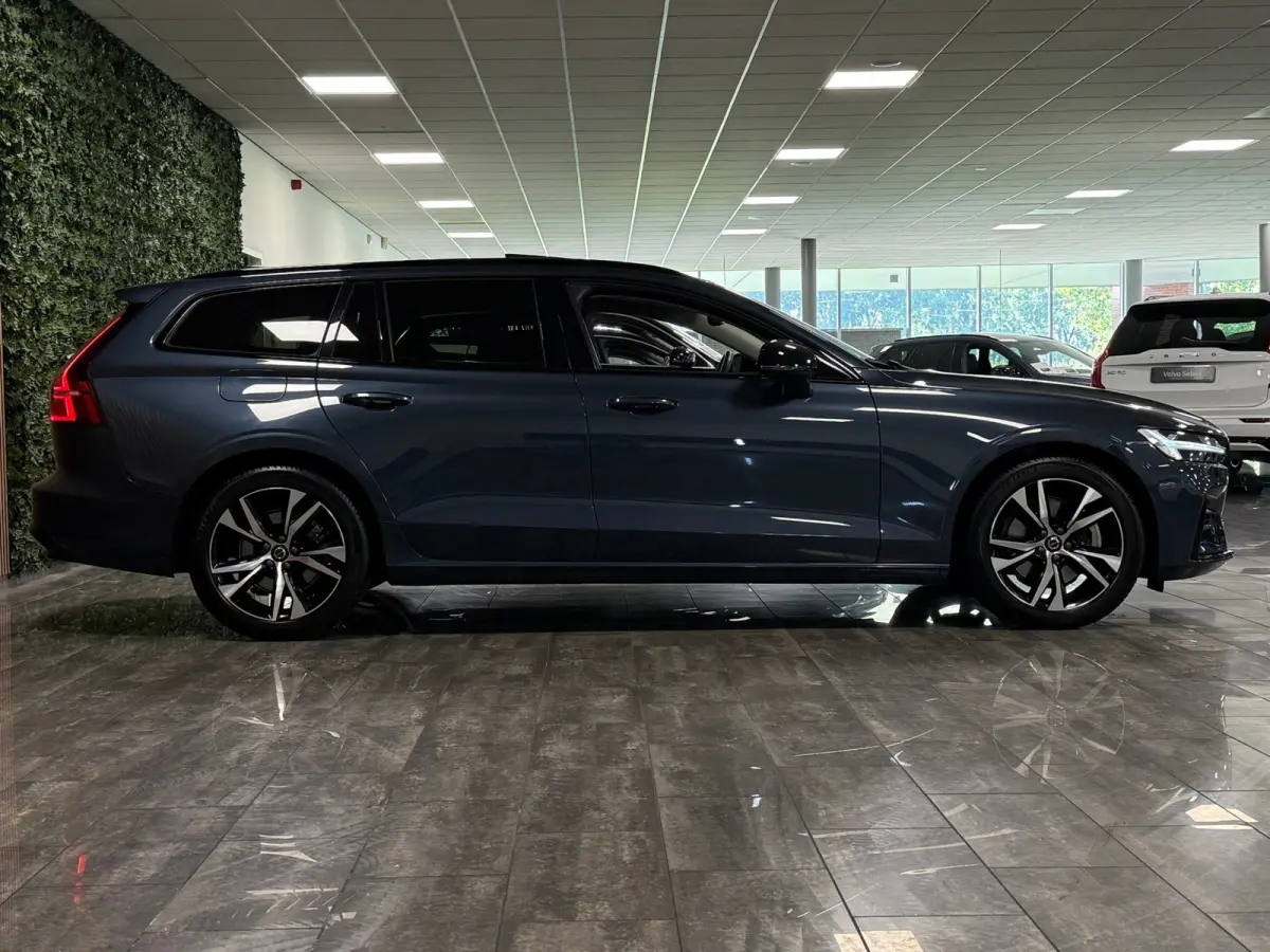 B4 Plus Dark | Schuifdak | Trekhaak | Adaptieve Cruise Control | Stoelverwarming voor+achter | Stuurwielverwarming | Parkeercamera | Full LED Meesturende koplampen | Pilot Assist | BLIS Dode