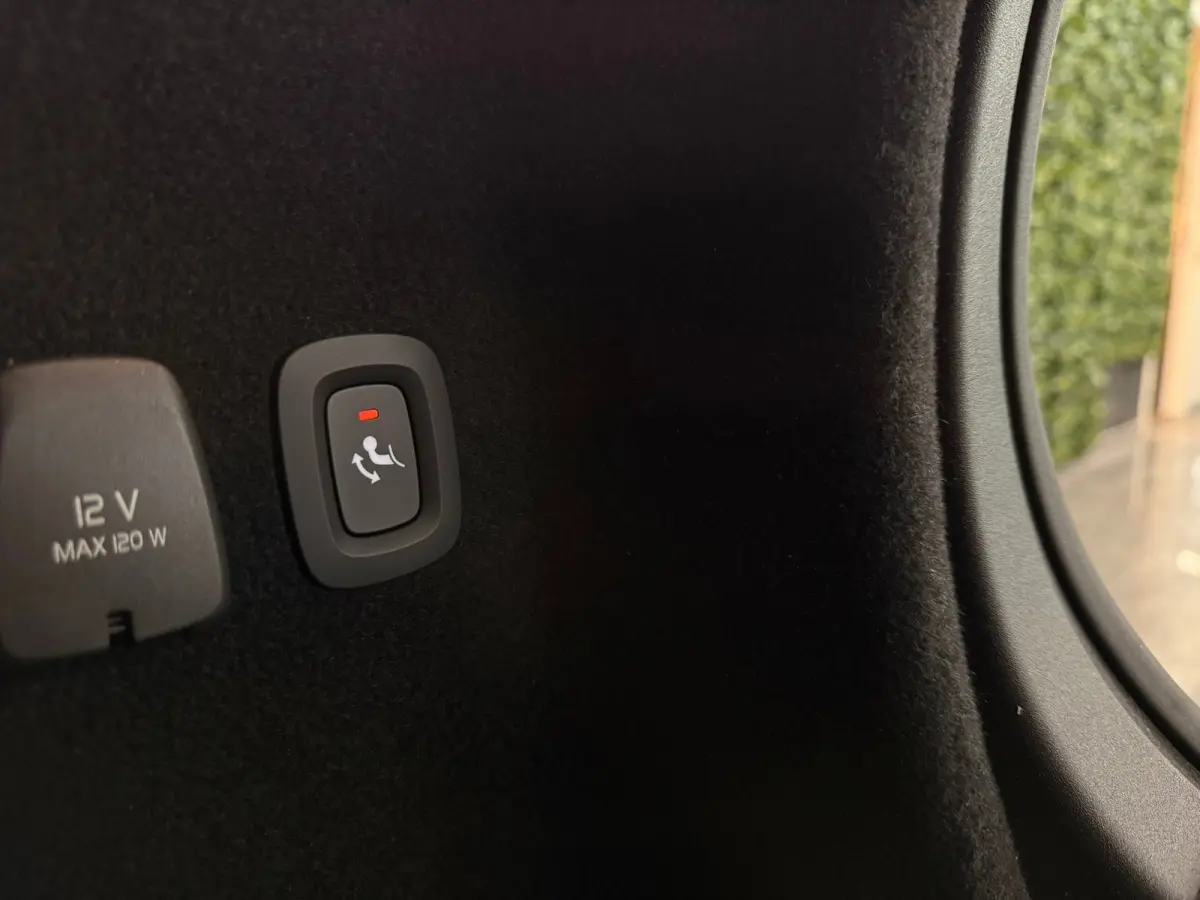 B4 Plus Dark | Schuifdak | Trekhaak | Adaptieve Cruise Control | Stoelverwarming voor+achter | Stuurwielverwarming | Parkeercamera | Full LED Meesturende koplampen | Pilot Assist | BLIS Dode