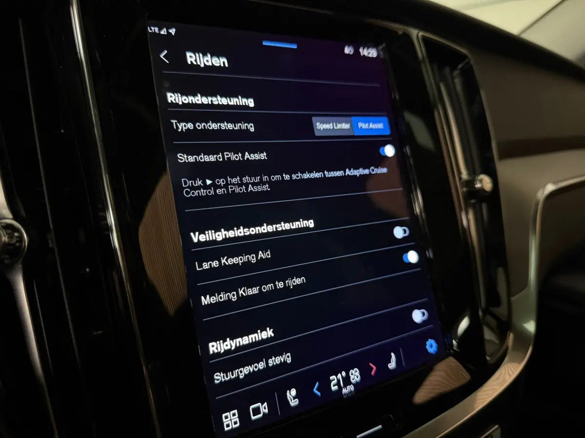 B4 Plus Dark | Schuifdak | Trekhaak | Adaptieve Cruise Control | Stoelverwarming voor+achter | Stuurwielverwarming | Parkeercamera | Full LED Meesturende koplampen | Pilot Assist | BLIS Dode