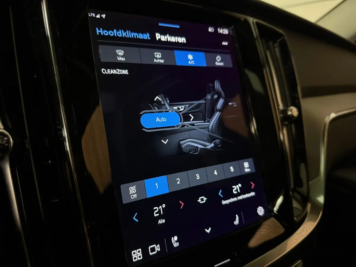 B4 Plus Dark | Schuifdak | Trekhaak | Adaptieve Cruise Control | Stoelverwarming voor+achter | Stuurwielverwarming | Parkeercamera | Full LED Meesturende koplampen | Pilot Assist | BLIS Dode