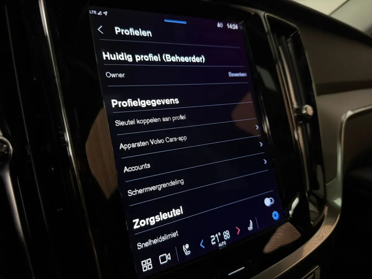 B4 Plus Dark | Schuifdak | Trekhaak | Adaptieve Cruise Control | Stoelverwarming voor+achter | Stuurwielverwarming | Parkeercamera | Full LED Meesturende koplampen | Pilot Assist | BLIS Dode