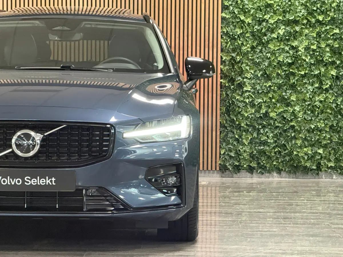 B4 Plus Dark | Schuifdak | Trekhaak | Adaptieve Cruise Control | Stoelverwarming voor+achter | Stuurwielverwarming | Parkeercamera | Full LED Meesturende koplampen | Pilot Assist | BLIS Dode