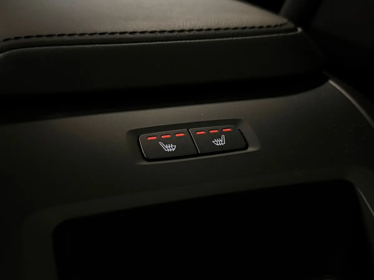 B4 Plus Dark | Schuifdak | Trekhaak | Adaptieve Cruise Control | Stoelverwarming voor+achter | Stuurwielverwarming | Parkeercamera | Full LED Meesturende koplampen | Pilot Assist | BLIS Dode