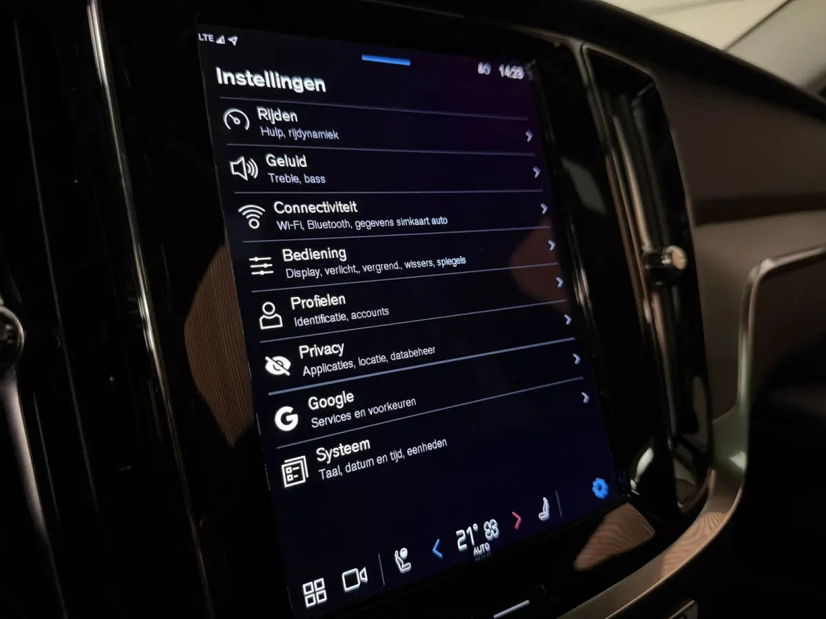 B4 Plus Dark | Schuifdak | Trekhaak | Adaptieve Cruise Control | Stoelverwarming voor+achter | Stuurwielverwarming | Parkeercamera | Full LED Meesturende koplampen | Pilot Assist | BLIS Dode