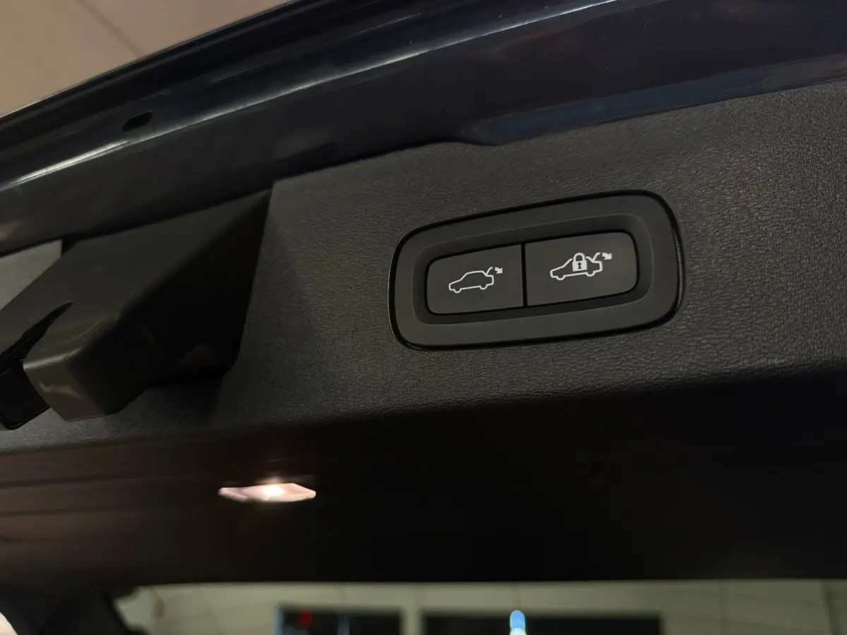 B4 Plus Dark | Schuifdak | Trekhaak | Adaptieve Cruise Control | Stoelverwarming voor+achter | Stuurwielverwarming | Parkeercamera | Full LED Meesturende koplampen | Pilot Assist | BLIS Dode