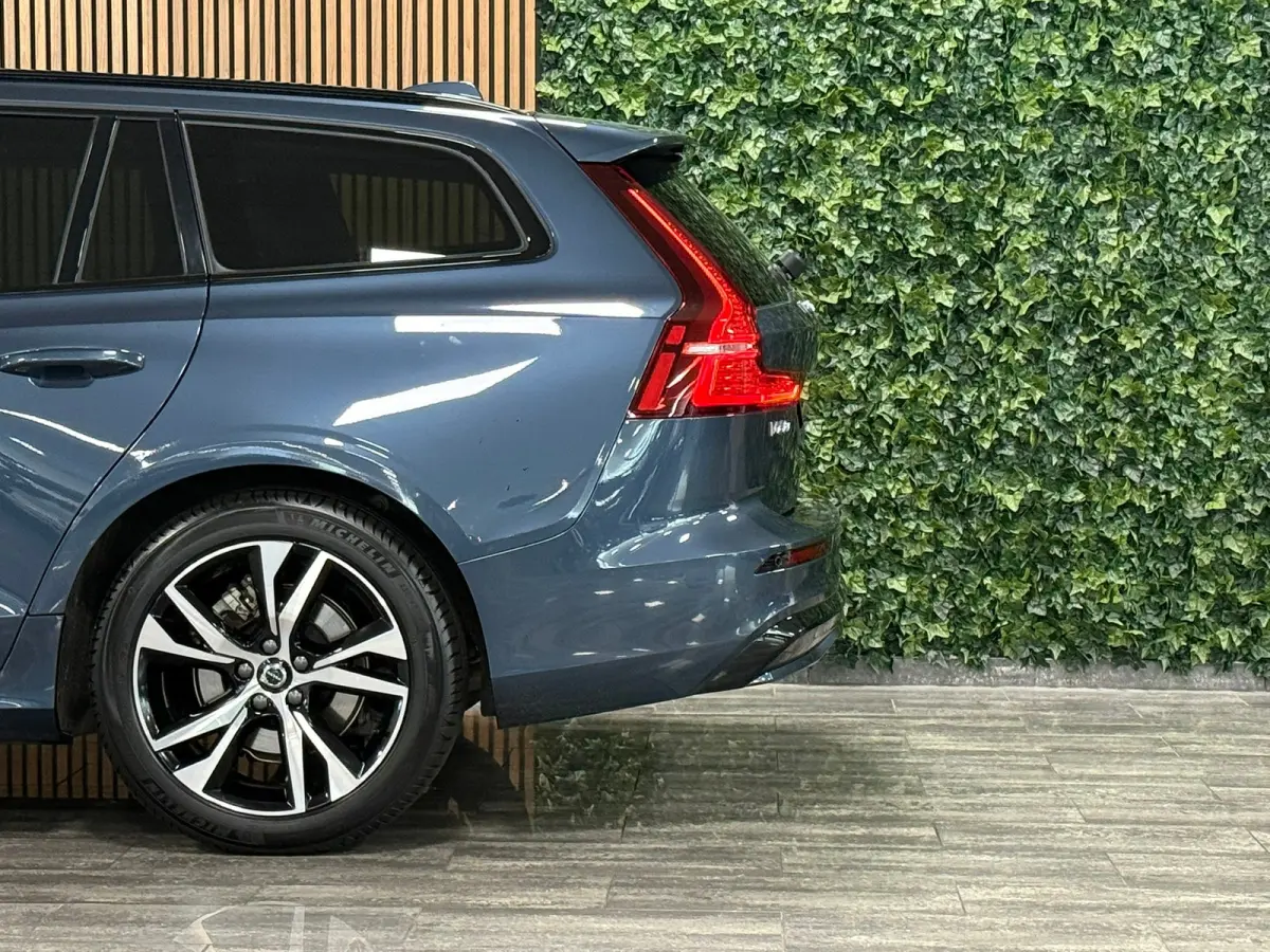 B4 Plus Dark | Schuifdak | Trekhaak | Adaptieve Cruise Control | Stoelverwarming voor+achter | Stuurwielverwarming | Parkeercamera | Full LED Meesturende koplampen | Pilot Assist | BLIS Dode