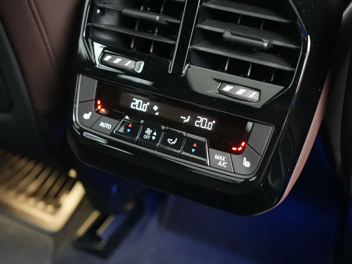 xDrive40 Excellence 77 kWh 327pk | SOH 96,9% | Trekhaak Af Fabriek | Panodak Sky Lounge | Adaptive Cruise | Head Up | 360 Camera | Harman / Kardon | Lederen Sportstoelen & Stuur Verwarmd | S