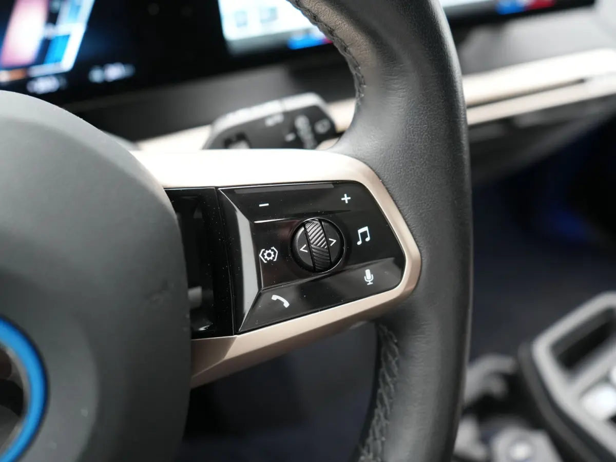xDrive40 Excellence 77 kWh 327pk | SOH 96,9% | Trekhaak Af Fabriek | Panodak Sky Lounge | Adaptive Cruise | Head Up | 360 Camera | Harman / Kardon | Lederen Sportstoelen & Stuur Verwarmd | S