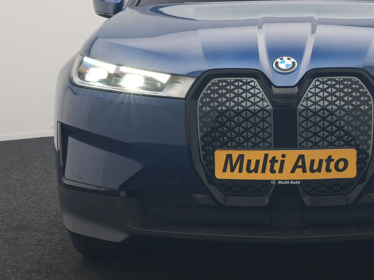 xDrive40 Excellence 77 kWh 327pk | SOH 96,9% | Trekhaak Af Fabriek | Panodak Sky Lounge | Adaptive Cruise | Head Up | 360 Camera | Harman / Kardon | Lederen Sportstoelen & Stuur Verwarmd | S