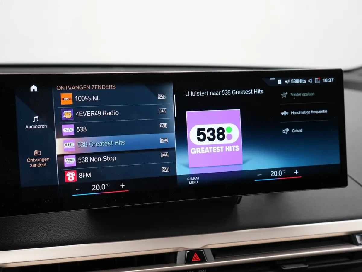 xDrive40 Excellence 77 kWh 327pk | SOH 96,9% | Trekhaak Af Fabriek | Panodak Sky Lounge | Adaptive Cruise | Head Up | 360 Camera | Harman / Kardon | Lederen Sportstoelen & Stuur Verwarmd | S