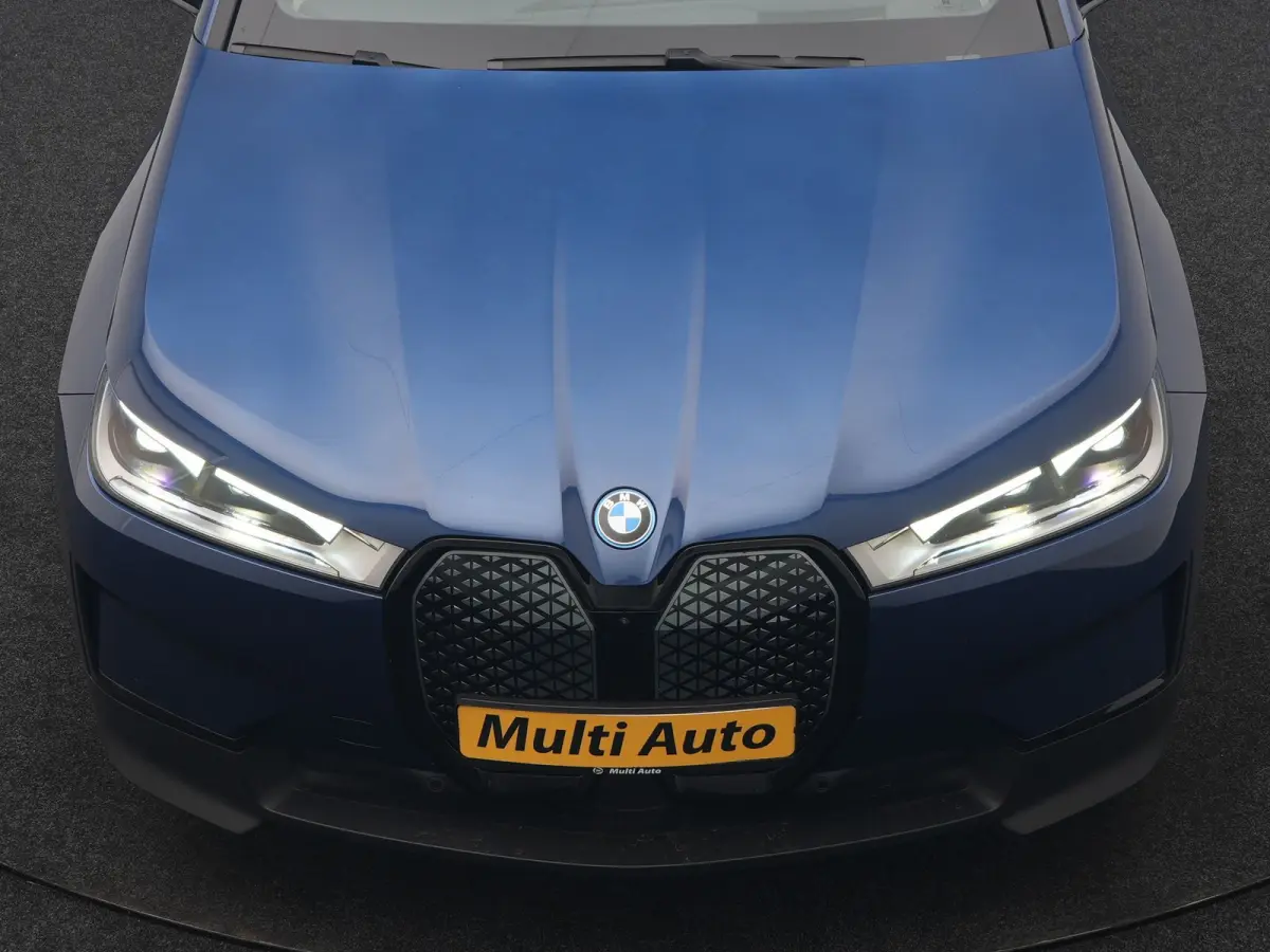 xDrive40 Excellence 77 kWh 327pk | SOH 96,9% | Trekhaak Af Fabriek | Panodak Sky Lounge | Adaptive Cruise | Head Up | 360 Camera | Harman / Kardon | Lederen Sportstoelen & Stuur Verwarmd | S