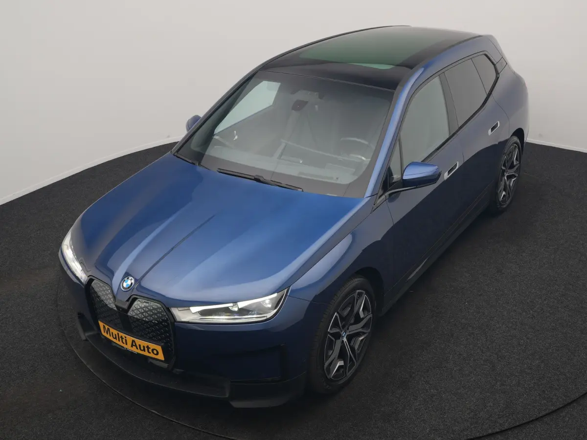 xDrive40 Excellence 77 kWh 327pk | SOH 96,9% | Trekhaak Af Fabriek | Panodak Sky Lounge | Adaptive Cruise | Head Up | 360 Camera | Harman / Kardon | Lederen Sportstoelen & Stuur Verwarmd | S