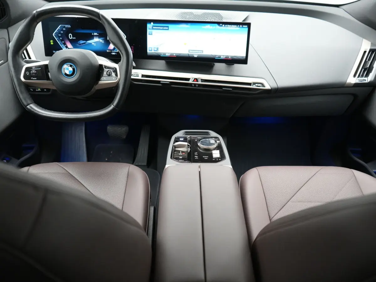 xDrive40 Excellence 77 kWh 327pk | SOH 96,9% | Trekhaak Af Fabriek | Panodak Sky Lounge | Adaptive Cruise | Head Up | 360 Camera | Harman / Kardon | Lederen Sportstoelen & Stuur Verwarmd | S